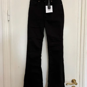 Nya bootcut jeans  - Helt nya bootcut jeans med prislapp kvar,  i stretchigt material och hög midja. Formar sig väldigt snyggt. Säljes pga försmå