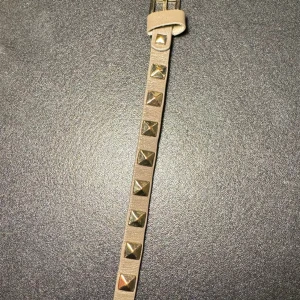 Valentino inspirerat armband  - Jätte fin och köpt i Italien i somras. Det är italienskt läder och bara använd ett fåtal gånger. 