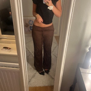Linnebyxor - Hej säljer dessa bruna linnebyxor som tyvärr inte kommit till användning. Slutsålda överallt. Köpta på HM för 200kr