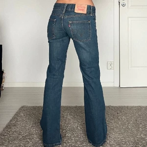 Levis - midjemått: 36cm rakt över, innerbenslängd: 80cm 💗 