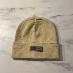 Laq Santana Mössa - One size mössa, Laq Santana, Limited Edition. Riktigt skön, nypris 500 kr. Mitt pris 200, kan gå ner i pris vid snabb affär. Annars riktigt skön och passar till i princip alla klädstilar. Svarar på alla frågor! 