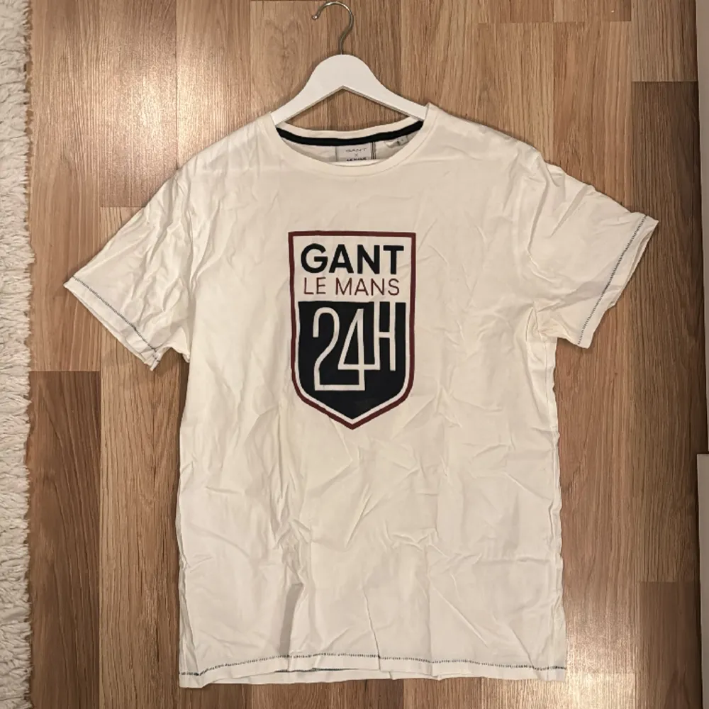 T-shirt från Gant x Le Mans. Storlek L. Regular fit. True to size! Endast använd fåtal gånger. Inga skador eller fläckar.. T-shirts.