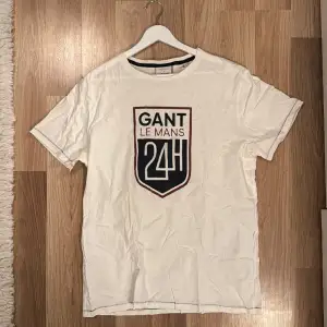 T-shirt från Gant x Le Mans. Storlek L. Regular fit. True to size! Endast använd fåtal gånger. Inga skador eller fläckar.