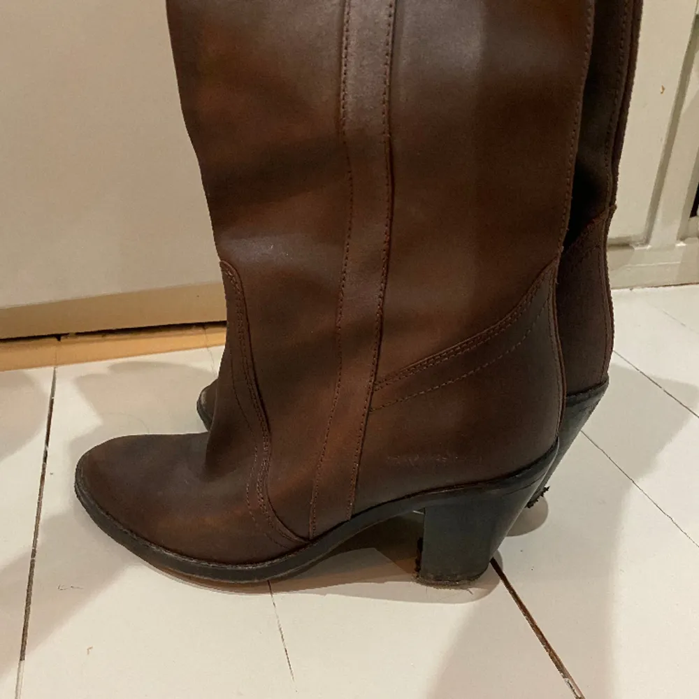 Så snygga bruna boots med en liten klack. True to size!! Perfekt nu till våren. Skor.