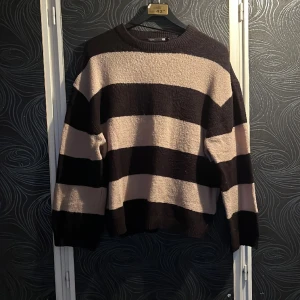 Stickad tröja  - Randig stickad tröja i storlek M❤️