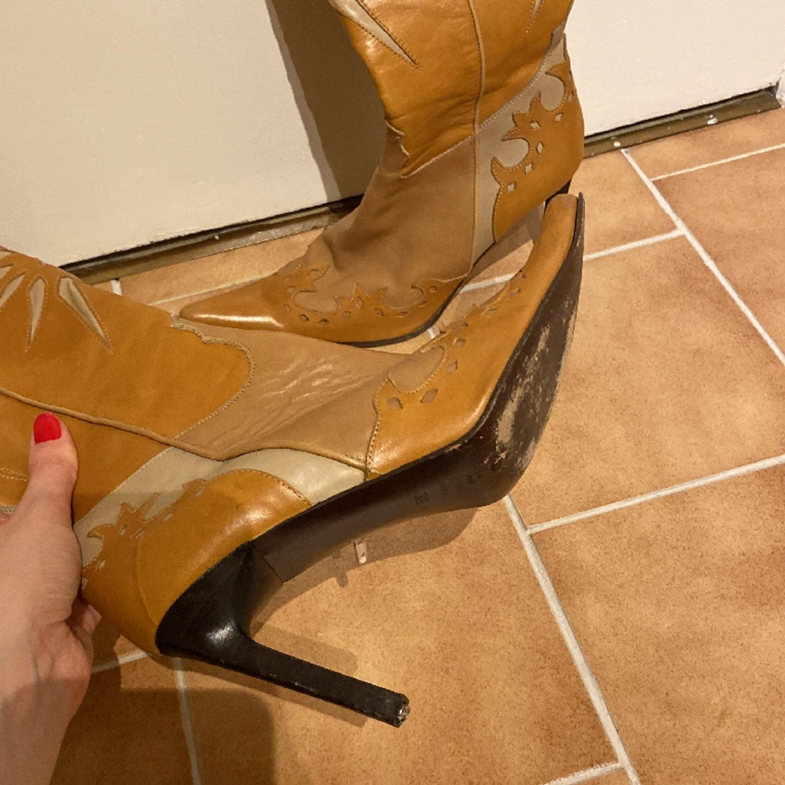 Asballa stövlar med smal klack. - 91