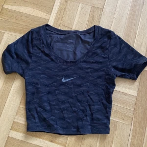 T-shirt - Träningströja i bomull, använd nåra fåtal gånger för länge sen, säljer då den ej passar