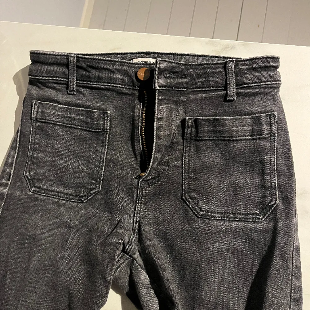 Ett par Wrangler jeans som jag älskar, säljer dem då de tyvärr har blivit för små. Det är medelhög midja och Flare🤍 Midjemåttet är 24 och innerbenslängden 38. Nyinköpta för 900 kr, och säljer dem för 400 kr. Kontakta om flera bilder önskas🤍. Jeans & Byxor.