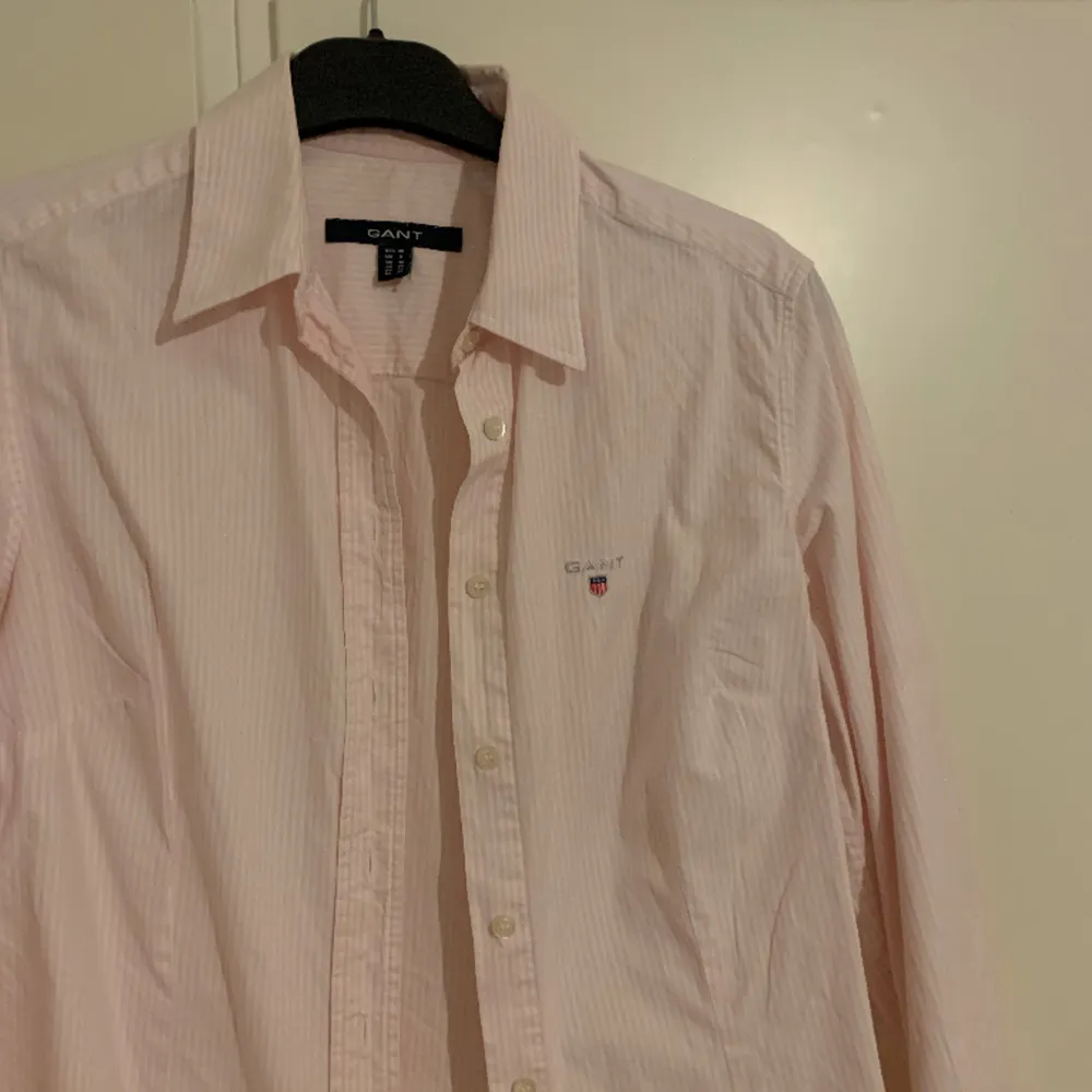 Säljer min fina GANT-skjorta i strl 38, passar även 36. Rosa/vit.. Skjortor.