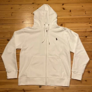 Polo Ralph Lauren zip hoodie  - En helt oanvänd Ralph lauren zip hoodie. Nypris 2200! Storlek M men passar bra till både L och S.