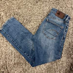 Ett par sköna jeans från G-star raw. Modellen är slim storleken är 32/32 men passar mindre. Hör av dig vid funderingar! Mvh 