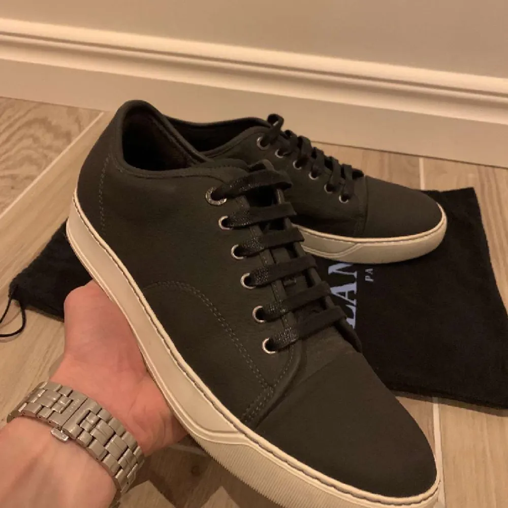 Tjena säljer nu skorna jag använt i 3 dagar då jag hittade ett par andra jag ville ha. Färgen är svart/grå mer åt svarta hållet. Storleken är 42 men passar 43 44. Priset går att sänkas vid bra affär. Skor.