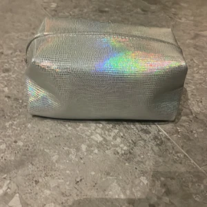  Necessär  - Randig med glans