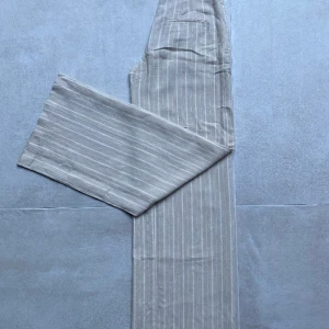 Randiga linnebyxor - Snygga högmidjade linnebyxor! Pris kan diskuteras🩷