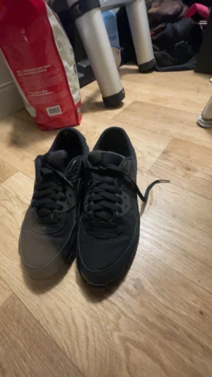 Airmax  - Storlek 42 bra skick inget är sönder använt dem i somras ska fin tvätta dem till köparen