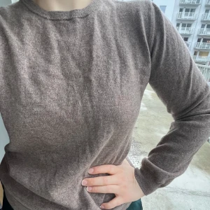 J. Lindeberg merinoull och cashmere 💫 - J. Lindeberg, stickad crewneck-tröja i storlek m. 70% super fine merino wool. 30% cashmere/kashmir. Färg mellan beige och brunt, lite melerad. Finns ett litet hål frampå som lätt går lagas med några stygn, inga maskor har släppt. Köpt secondhand ⭐️