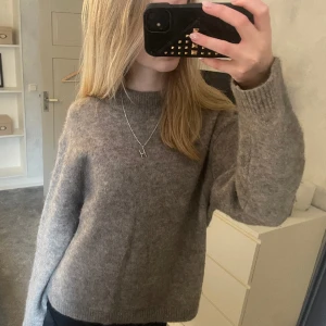 Stickad tröja - Oanvänd tröja från H&M den är i jätte bra skick och prefekt nu till våren💗🎀