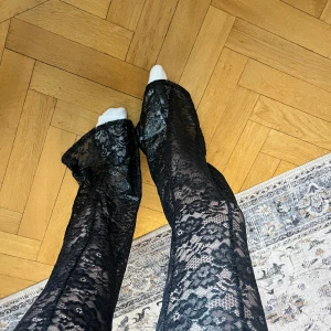 Spetsbyxor i bootcut - Använda en gång - nyskick. Utsvängda byxor i spets. Storlek Small, något långa på mig som är 163! Så fina till fest 💓