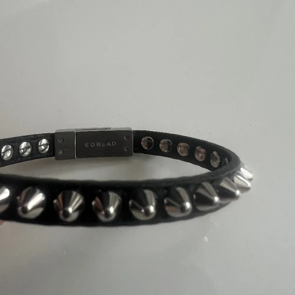 Säljer de här Edblad armbandet som heter peak bracelet leather  black steel.Köptes för 499 och säljer för 250. Accessoarer.