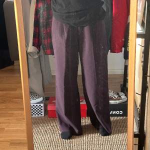 Baggy kostymbyxor i modellen Uno oversized suit trousers, de perfekta oversized byxorna!🌸 tror inte färgen säljs längre men nypris 670 och de har använts 2 gånger✨