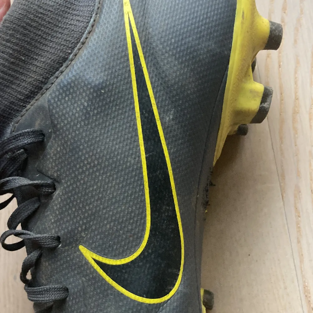 Nike fotbollsskor i storlek 39, på bild 2 kan du se att skorna har lite förstörelse men annars bra skick, sköna. Kengät.