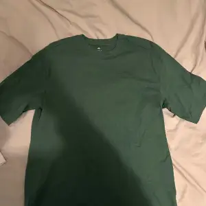 3 stycken enfärgade s shirt i storlek S. Grön blå svart. Knappt använda.  Overzise 