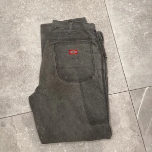 Dickies byxor  - Köpta 2023 från Broadway & Suns i gbg, grym kvalitet!  Modellen är 175cm 