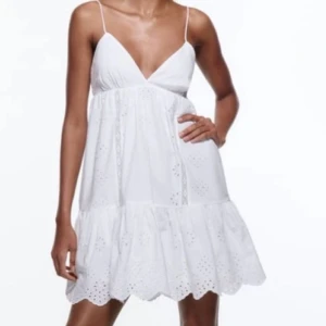 Studentklänning - Säljer denna fina klänning från zara, perfekt för student! Jättefint skick knappast använd! 💗