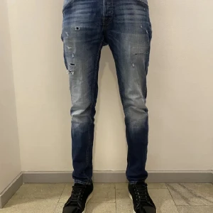 Ripped Jack and Jones jeans - Säljer nu mina riktigt feta Ripped Jack and Jones jeans. Jeansen är limited edition och finns ej att köpa längre. De är storlek 30/32, skriv gärna vid frågor eller funderingar. 