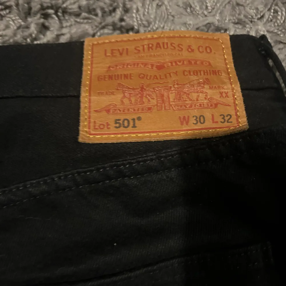 Ett par svarta 501 från Levis, som nya. Storlek 30/32. Hör av dig vid frågor. . Jeans & Byxor.