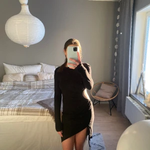 Angelica Blick klänning - Snygg klänning med cut out på ena sidan samt dragsko längs benet, storlek: M. Från Angelica Blicks kollektion med NA-KD 🖤