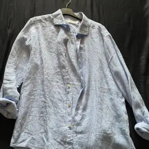 En ljusblå linneskjorta som är perfekt till en stekig sommardag! Storleken är M men passar även L 100%. Säljer av då jag aldrig fick användning för den. Priser och fler bilder diskuteras i dm! 