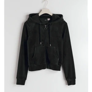 mjukiströja från gina tricot - säljer denna svarta mjukiströja i velour från gina tricot❤️‍🔥 den är nästan exakt likadan som den på första bilden förutom några få detaljer då jag köpte min för några år sen (se bild 2)❤️‍🔥 säljer även ett helt sådant mjukisset i mörkblått💙