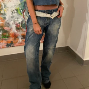Baggy jeans  - Modell 175 cm, ena fickan har ett hål i sig. 