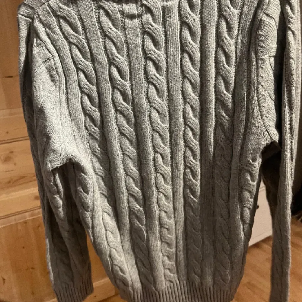 En riktig fet half zip cable knitt från Ralph Lauren perfekt nu inför våren! Pris kan diskuteras vid snabb affär!. Stickat.