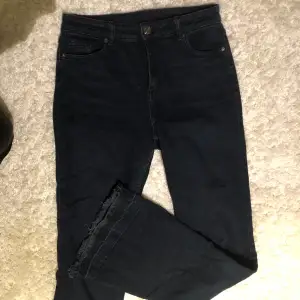 Utsvängda jeans i mörkblå. Köpta på Newyorker för 2 år sen, men har använt dom fåtal gånger. Storlek 40 (motsvarar typ M/L). Men dom sitter snyggt på mig som brukar ha S/M. Jag har sprättat ner kanten längst ner 🫶