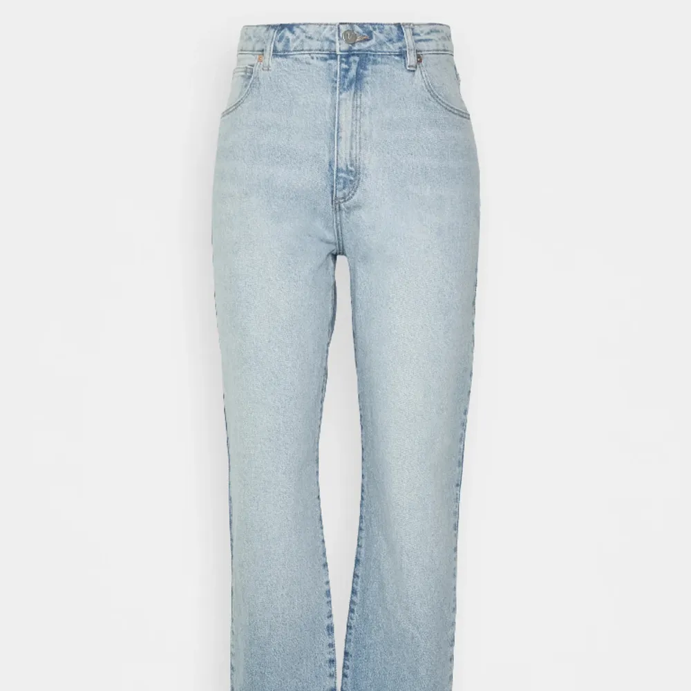 Säljer ett par jeans från abrand i strl 24, modellen straight 94 high waist.  Kan skicka egna bilder vid intresse, byxorna är för små för mig och har därför ej kommit till användning, så är i nyskick!☺️. T-shirts.
