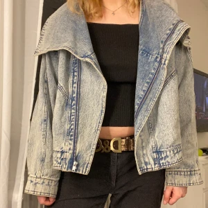 Trendig jeansjacka - Supernajs jeansjacka, perfekt nu till våren, studentmottaning och mösspåtagning. Bra skick, frakt tillkommer 
