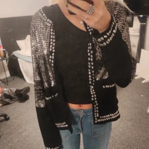 Glitter kofta - Säljer denna kofta jag köpte på Gina💕 storleken är m men passar mig med xs beroende på hur man vill att den ska sitta