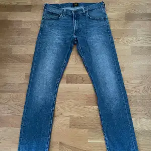 Lee Jeans, modell Luke, blå, W32 L32, i nyskick. Stilrena och bekväma. Perfekt passform.