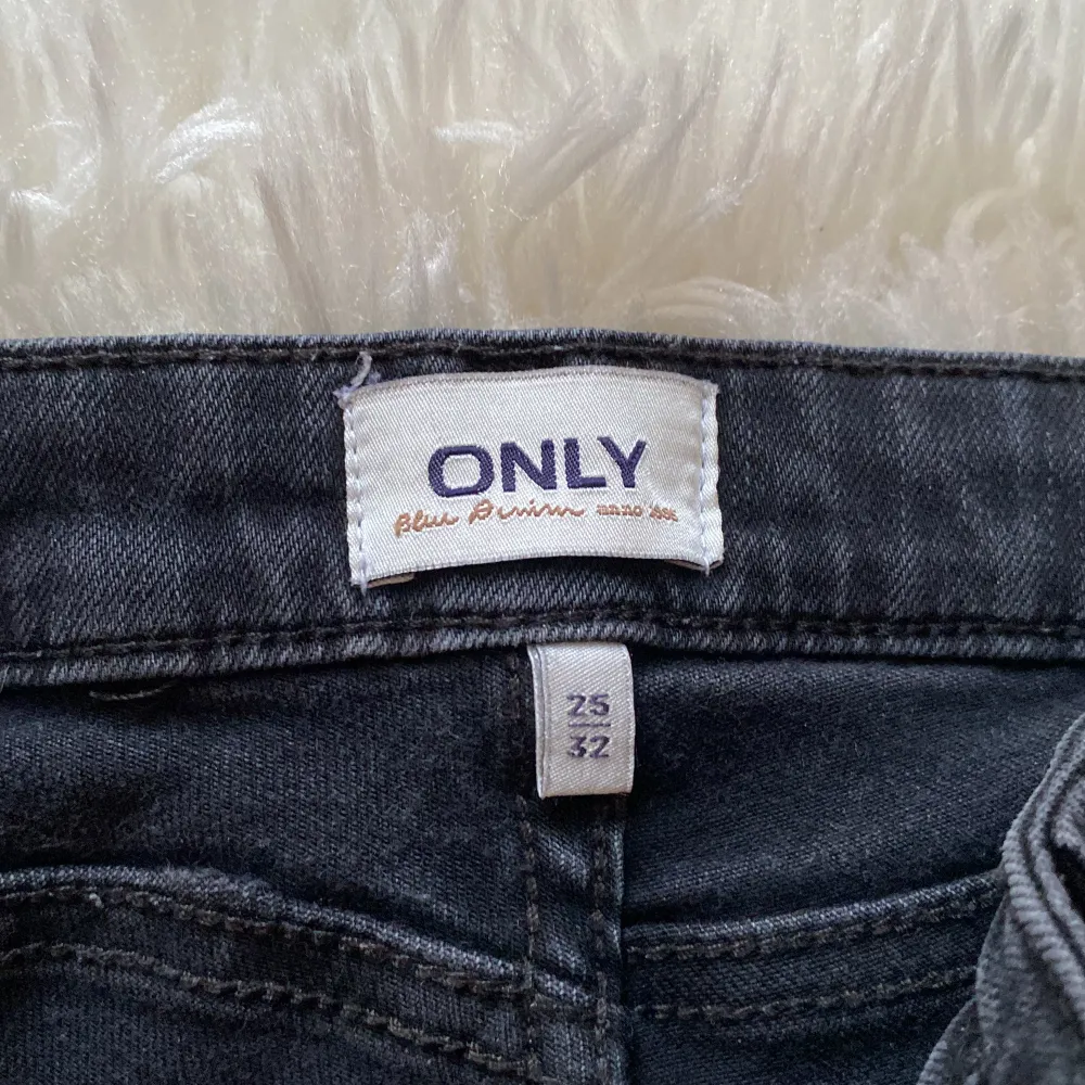 Säljer mina favorit byxor för de tyvärr har blivit för korta för mig 💕 nypris 429 kr. De är uppsprättade längst ner.. Jeans & Byxor.