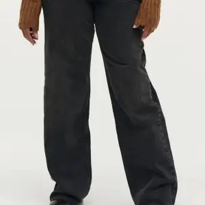 Säljer dessa ”Idun straight jeans” från Gina tricot i storlek 32! De är i super skick och passar även mig som har strl 34 🥰 För fler bilder eller frågor skriv🤍