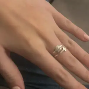 Jätte fin silver ring som är en pil och går att justera. Ringen är gjort av riktigt silver och jag säljer på grund av att jag bara använder guld❤️pris kan diskuteras 