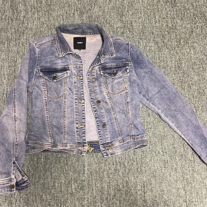 Jeans jacka - Väl använd jeans jacka i fint skick. Kommer från ett djur och rökfritt hem.