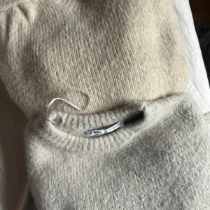 Zara tröjor  - Stickat, båda är fint skick och knappt använda. Köptes för 700kr/st säljer för 350kr st 