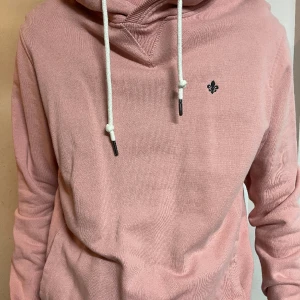 Morris Hoodie - Jag säljer nu min Morris Hoodie i storlek M. Tröjan har en väldigt bra passform. Tröjan är i använt men bra skick.