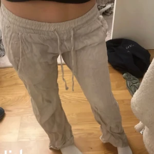 Linnebyxor  - LÅNADE BILDER. Säljer mina skit snygga linnebyxor från Chelsea 🩷 så fint skick 🩷 säljer för dem ej används💘