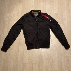 Alpha Industries bomberjacka - Säljer denna riktigt snygga jacka i toppenskick. 10/10 och inga skador. Nypris 2000kr. Fraktas inom 48h📦📩 Kolla gärna in mina andra annonser🤩