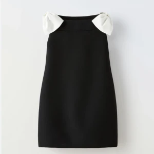 Klänning - Såå fin klänning med rosetter på axlarna!!🎀