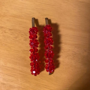 Röda hårklämmor  - Två röda gulliga hårklämmor från Gina Tricot Säljer båda tillsammans Aldrig använda 